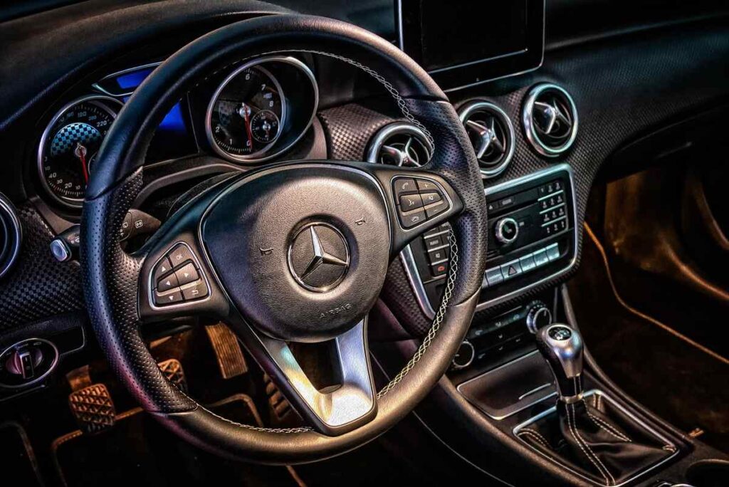 Intérieur luxueux d'une Mercedes-Benz, volant et tableau de bord en détail
