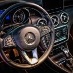 Intérieur luxueux d'une Mercedes-Benz, volant et tableau de bord en détail
