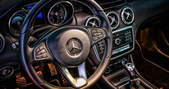 Intérieur luxueux d'une Mercedes-Benz, volant et tableau de bord en détail