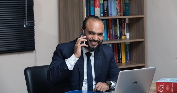 Homme d'affaires en costume téléphonant à son bureau avec ordinateur portable et documents