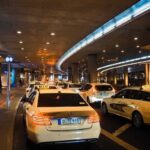 Voiture de taxi stationnée sous un pont routier, éclairage artificiel, nuit