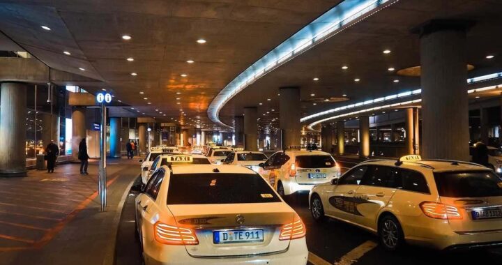 Voiture de taxi stationnée sous un pont routier, éclairage artificiel, nuit