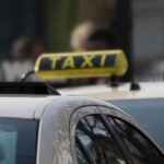 Plusieurs voitures taxis avec panneaux lumineux 'TAXI' sur leurs toits