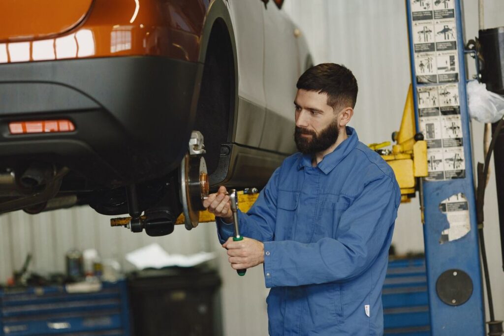 Mécanicien travaillant sur une voiture en atelier