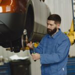 Mécanicien travaillant sur une voiture en atelier