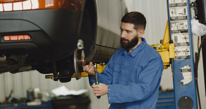 Mécanicien travaillant sur une voiture en atelier