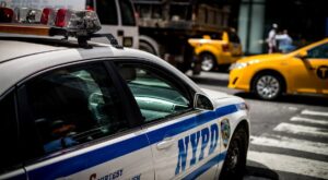 Voiture de police NYPD et taxi jaune sur une rue animée